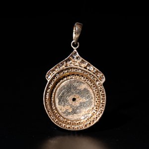 A diamond- and jadeite-inlaid gold pendant, 20th C. — photo 2