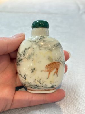 A diverse group of 12 Chinese snuff bottles and three covered seal paste boxes, Qianlong and Daoguang marks, 19th C. — photo 1