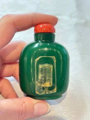 A diverse group of 12 Chinese snuff bottles and three covered seal paste boxes, Qianlong and Daoguang marks, 19th C. — photo 19