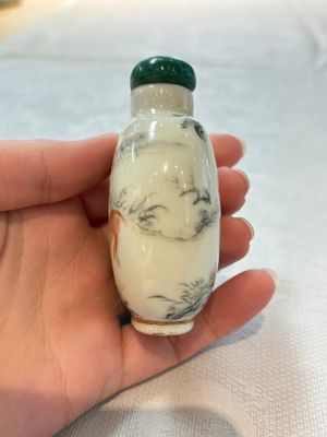 A diverse group of 12 Chinese snuff bottles and three covered seal paste boxes, Qianlong and Daoguang marks, 19th C. — photo 2