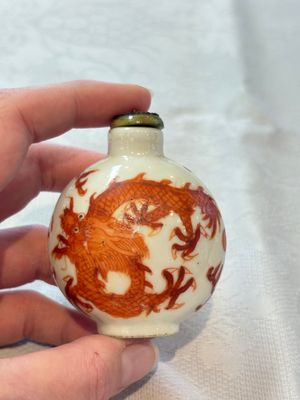 A diverse group of 12 Chinese snuff bottles and three covered seal paste boxes, Qianlong and Daoguang marks, 19th C. — photo 27
