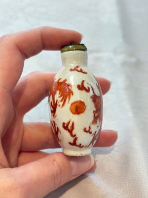 A diverse group of 12 Chinese snuff bottles and three covered seal paste boxes, Qianlong and Daoguang marks, 19th C. — photo 28