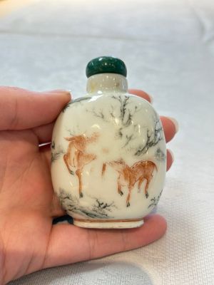 A diverse group of 12 Chinese snuff bottles and three covered seal paste boxes, Qianlong and Daoguang marks, 19th C. — photo 3