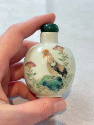 A diverse group of 12 Chinese snuff bottles and three covered seal paste boxes, Qianlong and Daoguang marks, 19th C. — photo 31
