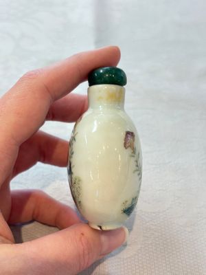A diverse group of 12 Chinese snuff bottles and three covered seal paste boxes, Qianlong and Daoguang marks, 19th C. — photo 32