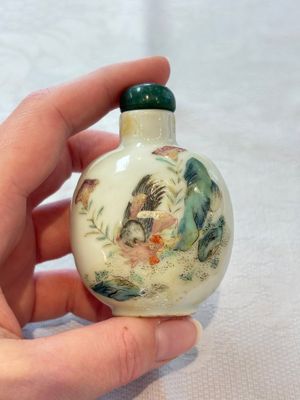A diverse group of 12 Chinese snuff bottles and three covered seal paste boxes, Qianlong and Daoguang marks, 19th C. — photo 33