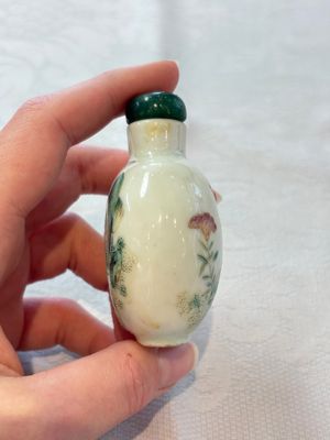 A diverse group of 12 Chinese snuff bottles and three covered seal paste boxes, Qianlong and Daoguang marks, 19th C. — photo 34