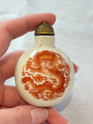 A diverse group of 12 Chinese snuff bottles and three covered seal paste boxes, Qianlong and Daoguang marks, 19th C. — photo 37