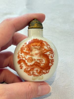 A diverse group of 12 Chinese snuff bottles and three covered seal paste boxes, Qianlong and Daoguang marks, 19th C. — photo 39