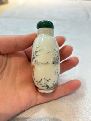 A diverse group of 12 Chinese snuff bottles and three covered seal paste boxes, Qianlong and Daoguang marks, 19th C. — photo 4