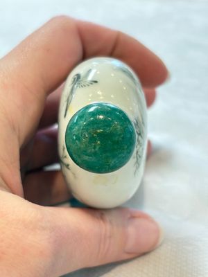 A diverse group of 12 Chinese snuff bottles and three covered seal paste boxes, Qianlong and Daoguang marks, 19th C. — photo 5