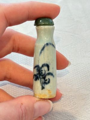 A diverse group of 12 Chinese snuff bottles and three covered seal paste boxes, Qianlong and Daoguang marks, 19th C. — photo 55