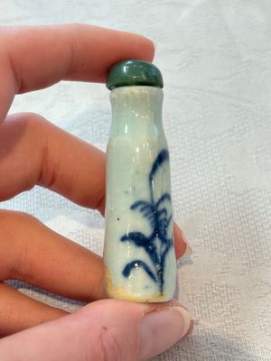 A diverse group of 12 Chinese snuff bottles and three covered seal paste boxes, Qianlong and Daoguang marks, 19th C. — photo 61