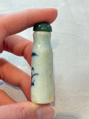 A diverse group of 12 Chinese snuff bottles and three covered seal paste boxes, Qianlong and Daoguang marks, 19th C. — photo 62