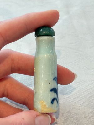 A diverse group of 12 Chinese snuff bottles and three covered seal paste boxes, Qianlong and Daoguang marks, 19th C. — photo 64