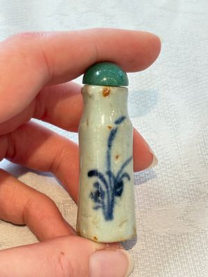 A diverse group of 12 Chinese snuff bottles and three covered seal paste boxes, Qianlong and Daoguang marks, 19th C. — photo 67
