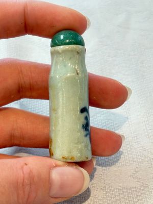 A diverse group of 12 Chinese snuff bottles and three covered seal paste boxes, Qianlong and Daoguang marks, 19th C. — photo 70