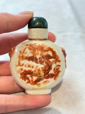 A diverse group of 12 Chinese snuff bottles and three covered seal paste boxes, Qianlong and Daoguang marks, 19th C. — photo 7