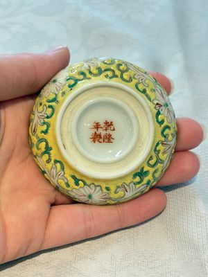 A diverse group of 12 Chinese snuff bottles and three covered seal paste boxes, Qianlong and Daoguang marks, 19th C. — photo 76