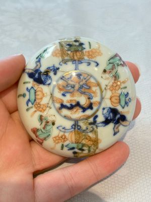 A diverse group of 12 Chinese snuff bottles and three covered seal paste boxes, Qianlong and Daoguang marks, 19th C. — photo 77