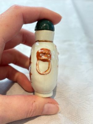 A diverse group of 12 Chinese snuff bottles and three covered seal paste boxes, Qianlong and Daoguang marks, 19th C. — photo 8