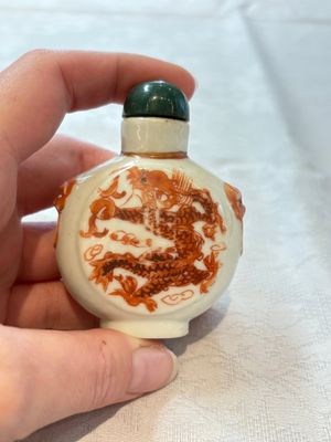 A diverse group of 12 Chinese snuff bottles and three covered seal paste boxes, Qianlong and Daoguang marks, 19th C. — photo 9