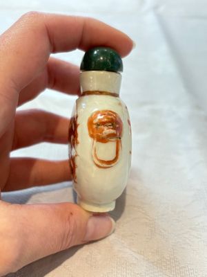 A diverse group of 12 Chinese snuff bottles and three covered seal paste boxes, Qianlong and Daoguang marks, 19th C. — photo 10