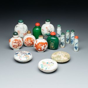 A diverse group of 12 Chinese snuff bottles and three covered seal paste boxes, Qianlong and Daoguang marks, 19th C. — photo 1