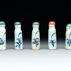 A diverse group of 12 Chinese snuff bottles and three covered seal paste boxes, Qianlong and Daoguang marks, 19th C. — photo 14