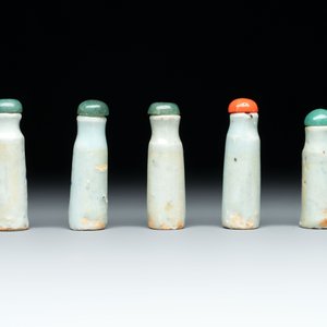 A diverse group of 12 Chinese snuff bottles and three covered seal paste boxes, Qianlong and Daoguang marks, 19th C. — photo 15