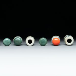 A diverse group of 12 Chinese snuff bottles and three covered seal paste boxes, Qianlong and Daoguang marks, 19th C. — photo 16