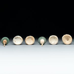 A diverse group of 12 Chinese snuff bottles and three covered seal paste boxes, Qianlong and Daoguang marks, 19th C. — photo 17