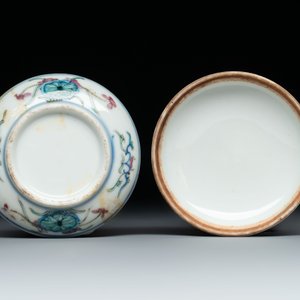 A diverse group of 12 Chinese snuff bottles and three covered seal paste boxes, Qianlong and Daoguang marks, 19th C. — photo 19