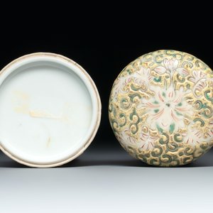 A diverse group of 12 Chinese snuff bottles and three covered seal paste boxes, Qianlong and Daoguang marks, 19th C. — photo 20