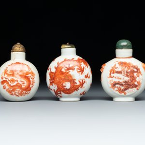 A diverse group of 12 Chinese snuff bottles and three covered seal paste boxes, Qianlong and Daoguang marks, 19th C. — photo 2