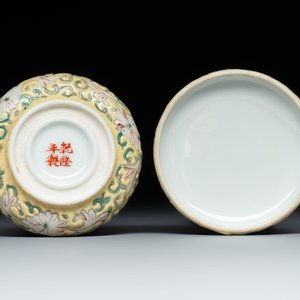A diverse group of 12 Chinese snuff bottles and three covered seal paste boxes, Qianlong and Daoguang marks, 19th C. — photo 21