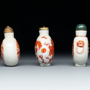 A diverse group of 12 Chinese snuff bottles and three covered seal paste boxes, Qianlong and Daoguang marks, 19th C. — photo 3