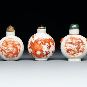 A diverse group of 12 Chinese snuff bottles and three covered seal paste boxes, Qianlong and Daoguang marks, 19th C. — photo 4