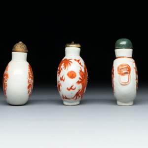 A diverse group of 12 Chinese snuff bottles and three covered seal paste boxes, Qianlong and Daoguang marks, 19th C. — photo 5