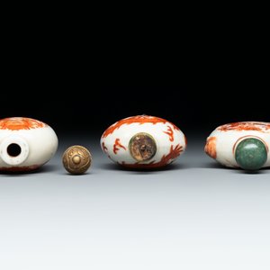 A diverse group of 12 Chinese snuff bottles and three covered seal paste boxes, Qianlong and Daoguang marks, 19th C. — photo 6