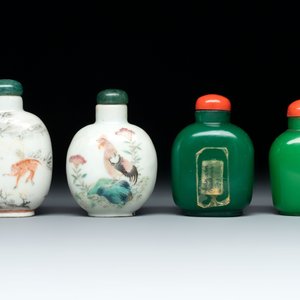 A diverse group of 12 Chinese snuff bottles and three covered seal paste boxes, Qianlong and Daoguang marks, 19th C. — photo 8