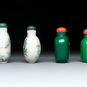 A diverse group of 12 Chinese snuff bottles and three covered seal paste boxes, Qianlong and Daoguang marks, 19th C. — photo 9
