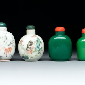 A diverse group of 12 Chinese snuff bottles and three covered seal paste boxes, Qianlong and Daoguang marks, 19th C. — photo 10