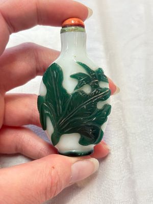 A diverse group of four Chinese snuff bottles, one with Qianlong mark, 19th C. — photo 14