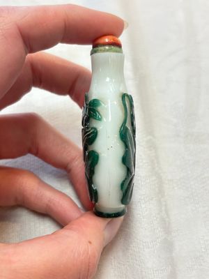 A diverse group of four Chinese snuff bottles, one with Qianlong mark, 19th C. — photo 15