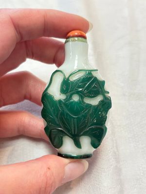 A diverse group of four Chinese snuff bottles, one with Qianlong mark, 19th C. — photo 16