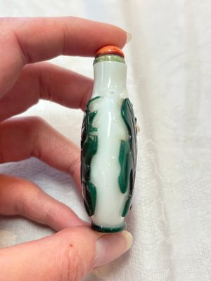 A diverse group of four Chinese snuff bottles, one with Qianlong mark, 19th C. — photo 17