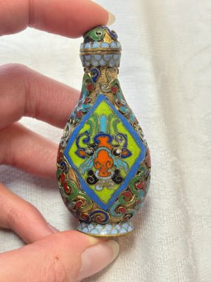 A diverse group of four Chinese snuff bottles, one with Qianlong mark, 19th C. — photo 20