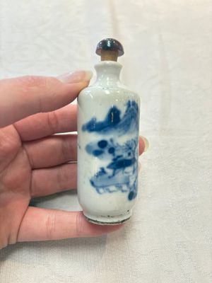 A diverse group of four Chinese snuff bottles, one with Qianlong mark, 19th C. — photo 2