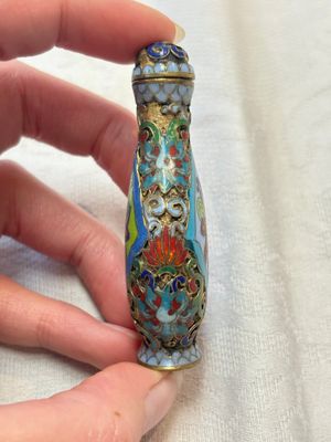 A diverse group of four Chinese snuff bottles, one with Qianlong mark, 19th C. — photo 21